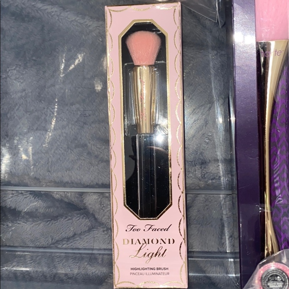 Too Faced Highlighting Brush